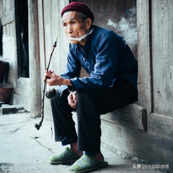 农村老人真正的悲哀是什么？

不是穷。你去看，许多老人日子紧巴，却仍旧把攒下的鸡