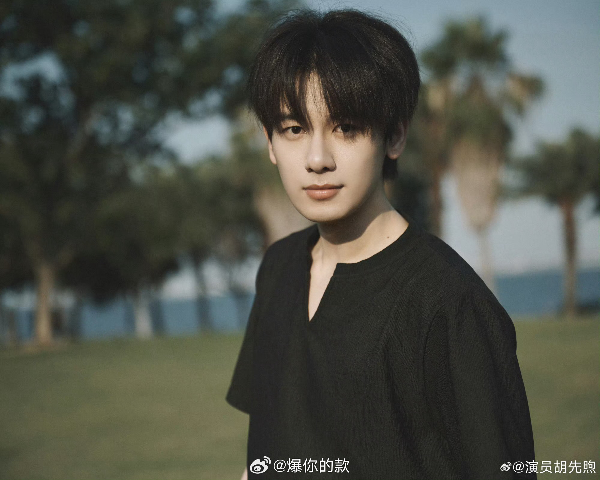 胡先煦请把眼镜焊在脸上胡先煦是会穿v领的胡先煦这副无框眼镜是斯文的封印，小V领是