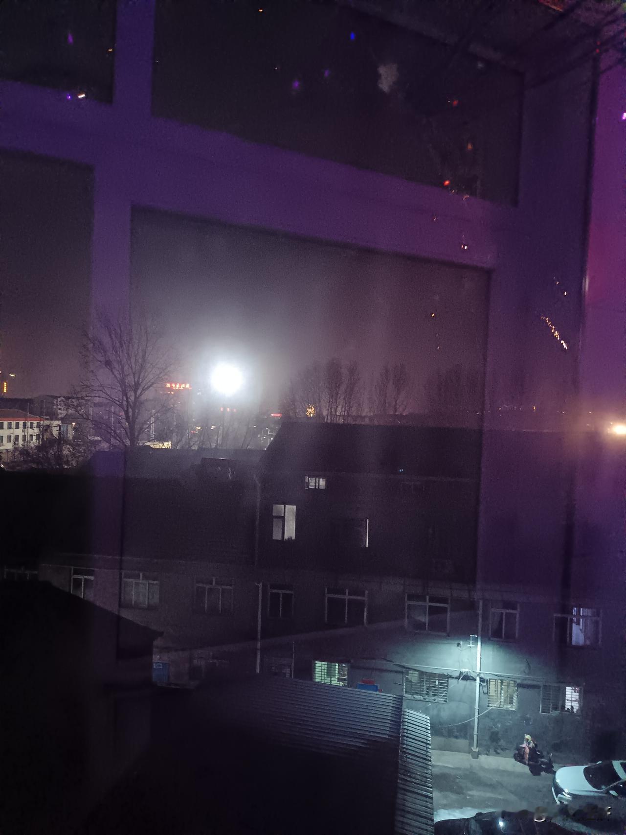 昨天大年初一，燃放烟花炮竹的解禁，让太行山深处的小城，到处充满了人间烟火味。看着