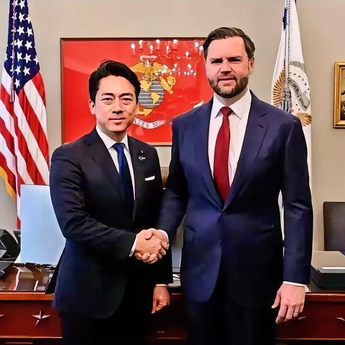 这都憋屈成啥样了！日本那位防卫大臣小泉进次郎还自我感觉良好，猛在自我安慰，真够滑