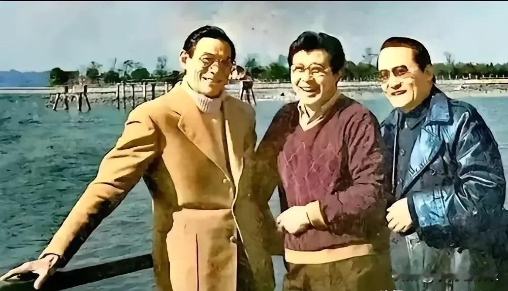 三位老电影艺术家，能认识其中的一位，就很棒了[赞][赞][赞]老艺术家合照