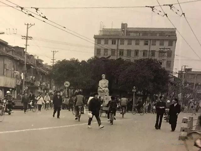 人民路云南路口王若飞像两三事