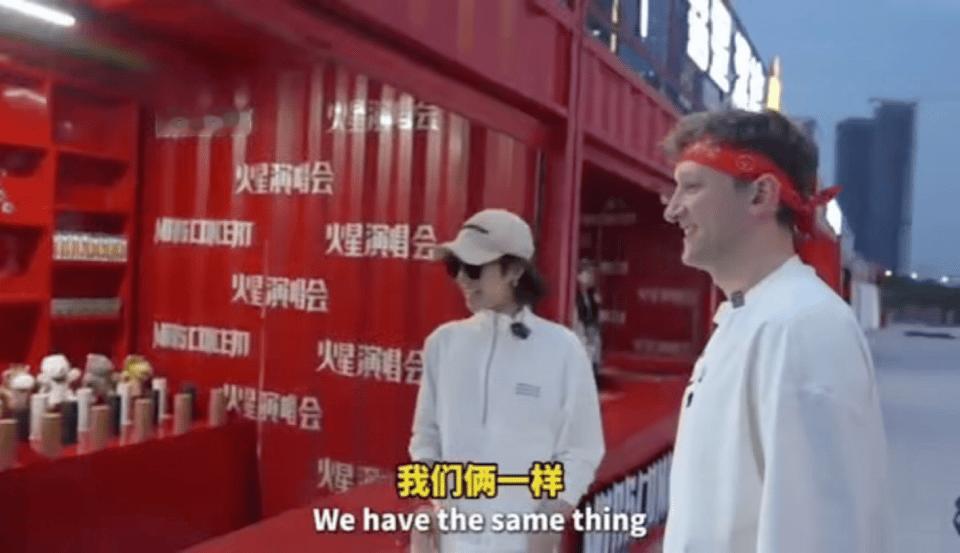 华晨宇带着埃文凯尔玩套圈 华晨宇的「带娃技能」意外点满！和埃文凯尔玩套圈时全程蹲