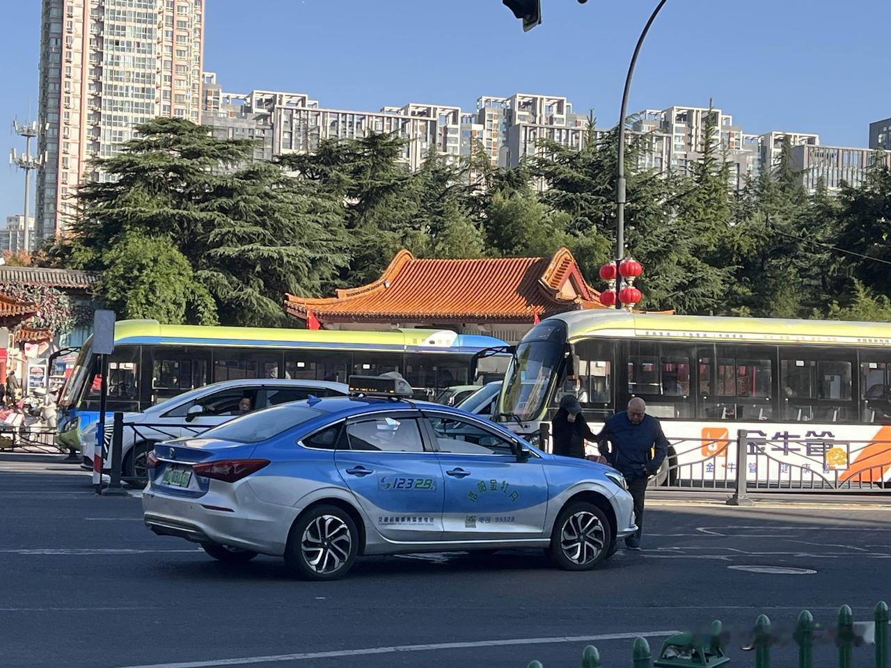 洛阳涧西西苑公园门前发生一起交通事故，出租车和一位骑电动三轮车老者发生碰撞。

