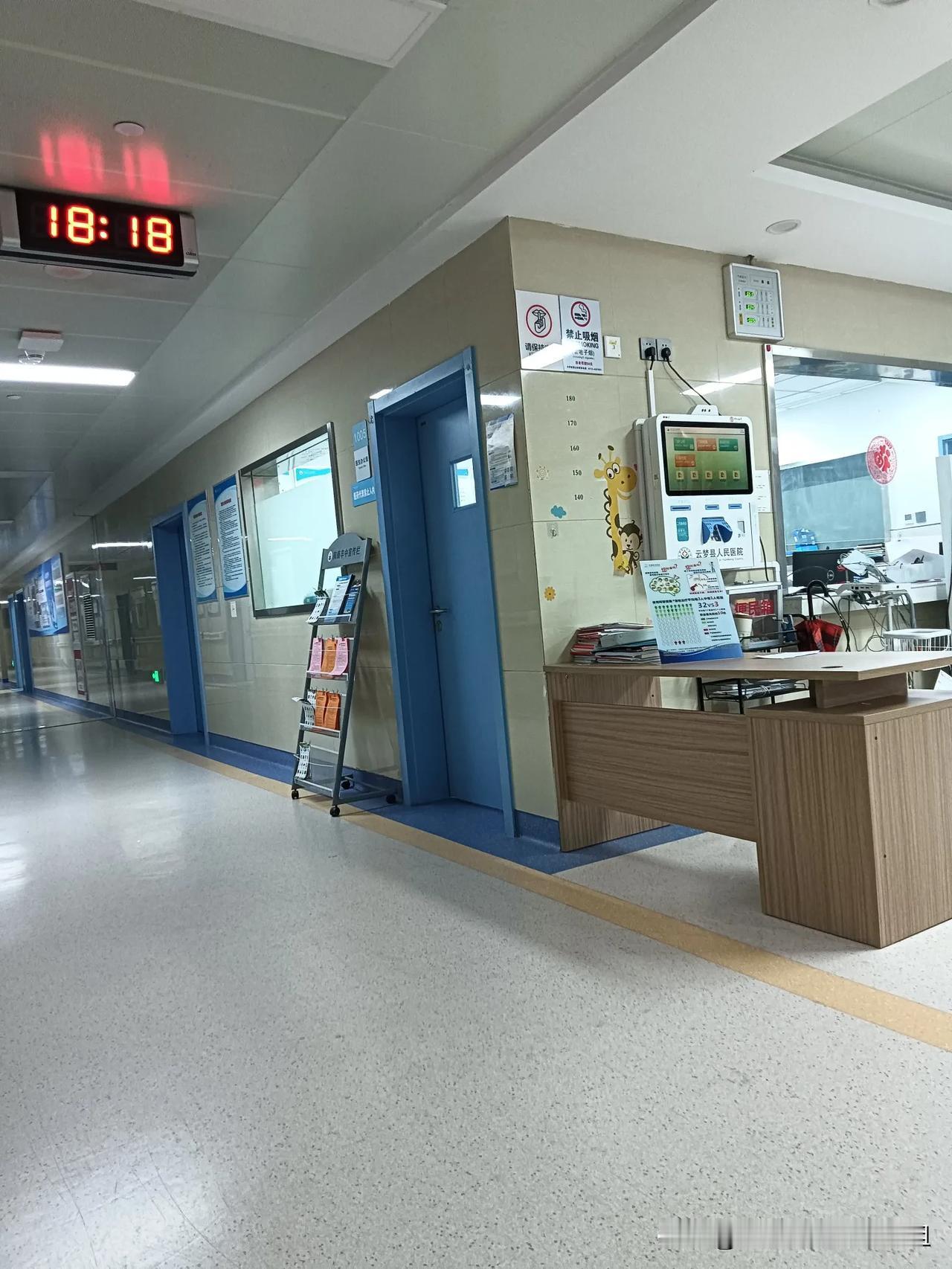 老爸77岁住院，心脑血管科室。这一层住院病房63间，在院里人数58人。都是62岁