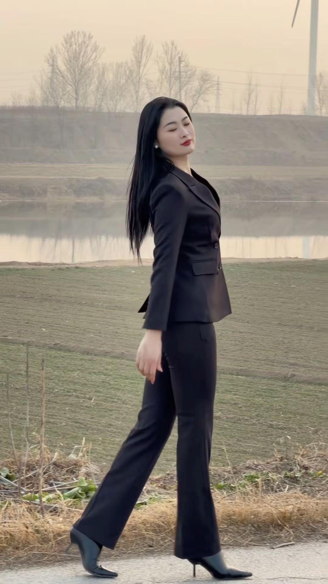 向外看是风景，向内安是归处。阅尽百态，终要学会与自己温柔相守！