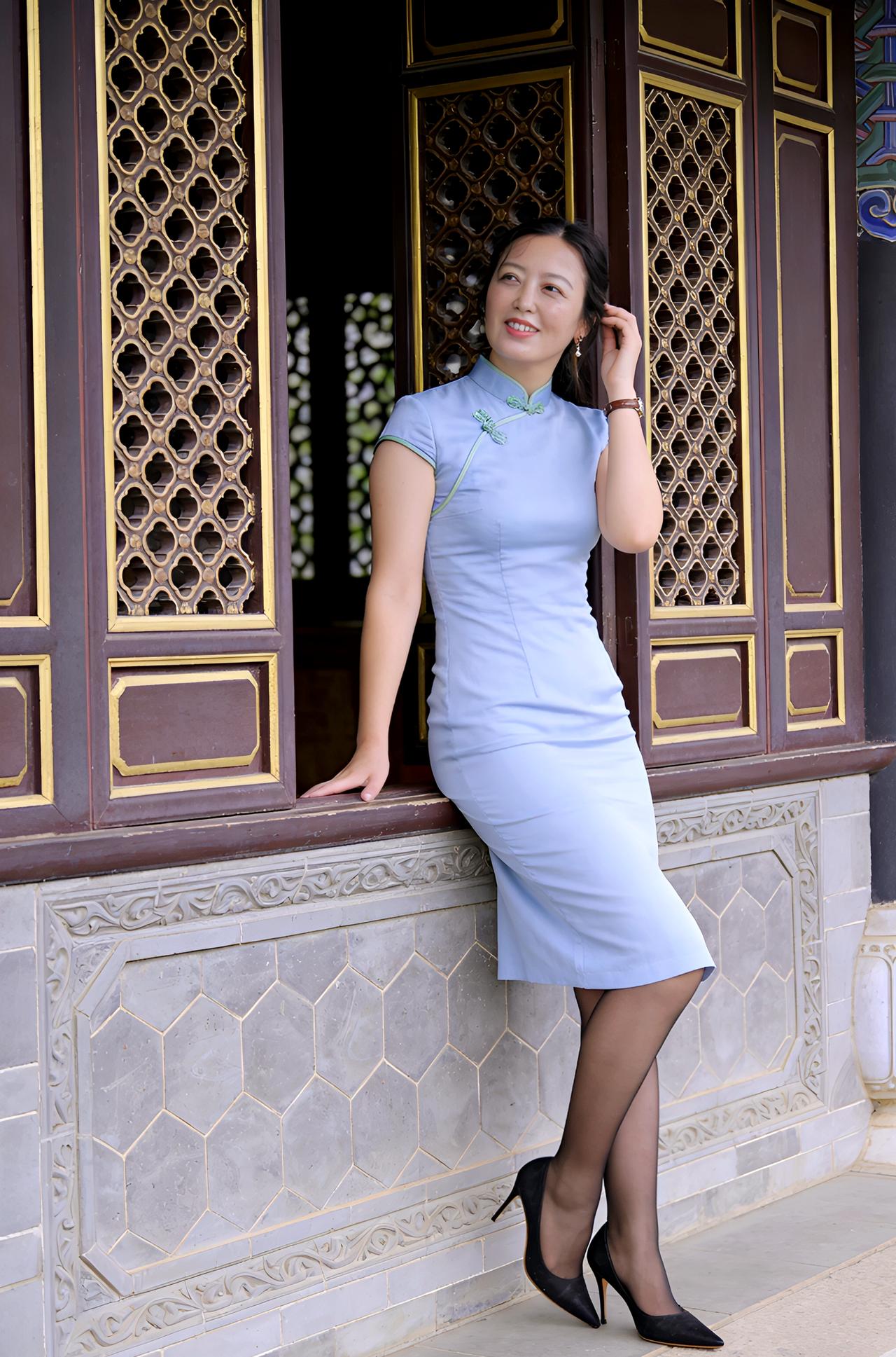 改良款旗袍真的太懂普通人了！立领做了加宽处理，不勒脖子还显脸小，收腰剪裁悄悄藏起