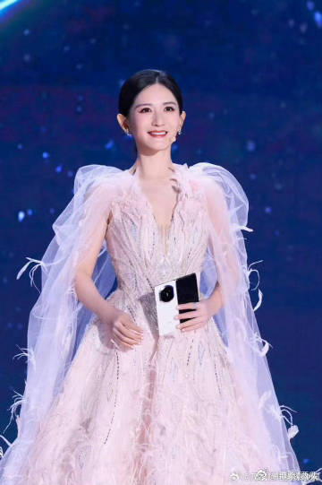 谢娜在群像女综里无代餐 谢娜的每一个微笑，每一次鼓励，都让节目更加温暖。她是舞台