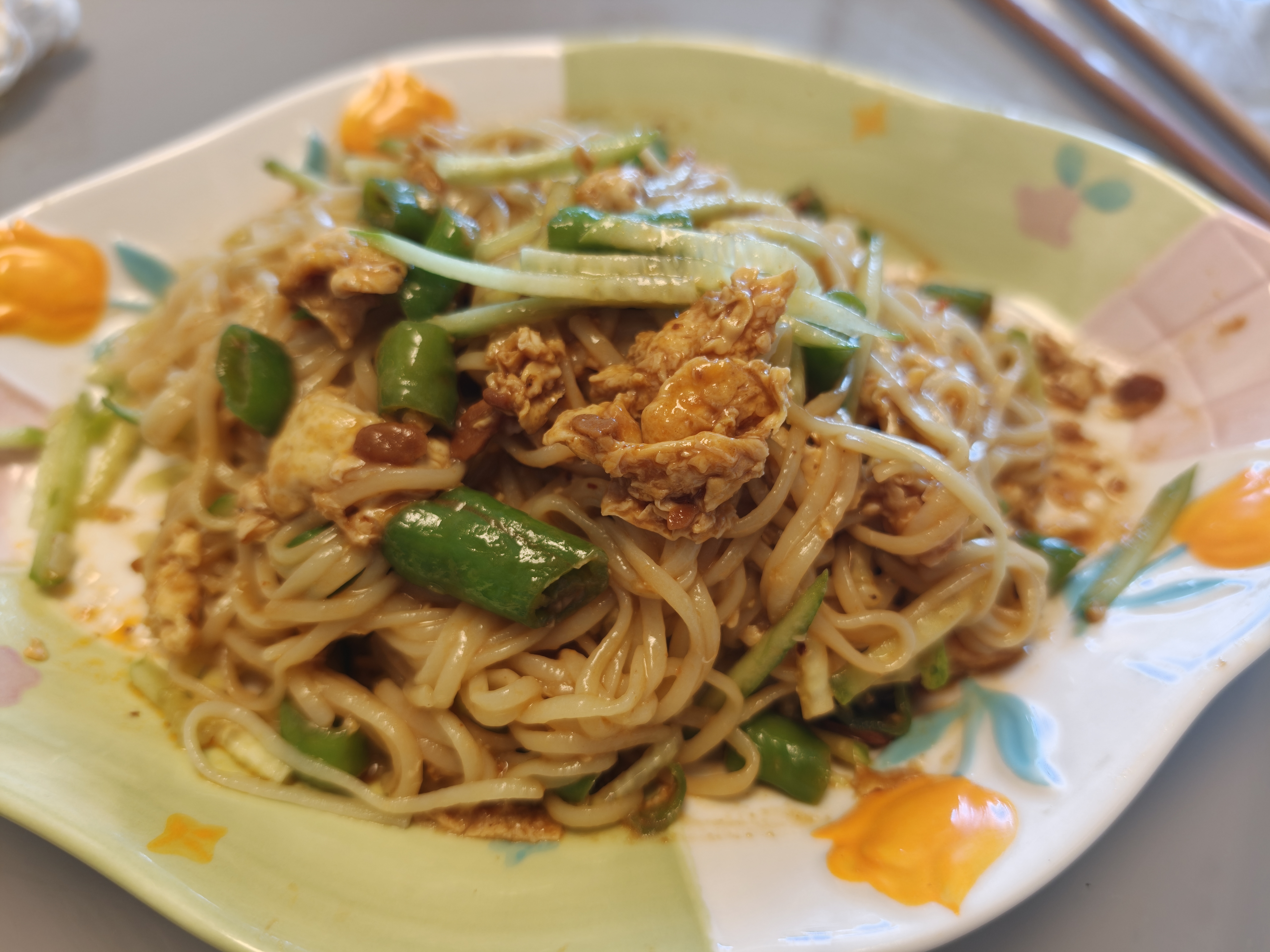 早午饭白象面搞一个鸡蛋青椒豆瓣酱黄瓜和醋，再放一点辣椒油完美 