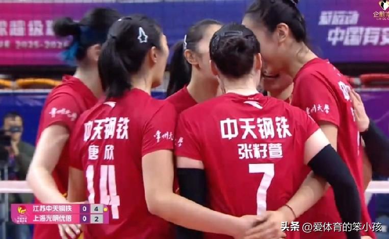 中国女排超级联赛的赛场上，转眼迎来了冠军争夺战的首场比拼，江苏中天钢铁女排是在主