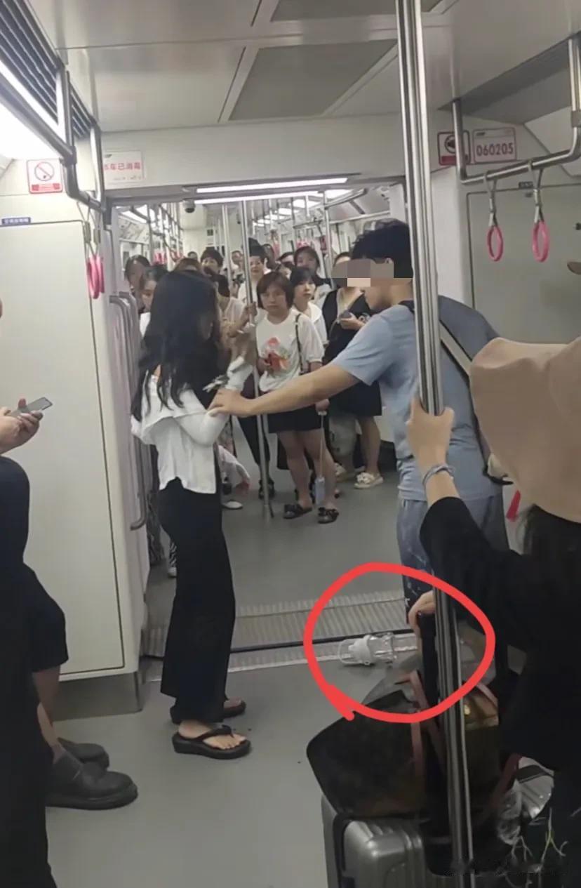 “认清楚，她儿子绝对不能嫁！”

重庆地铁上，一大妈怀疑女孩偷拍自己儿子，直接抢
