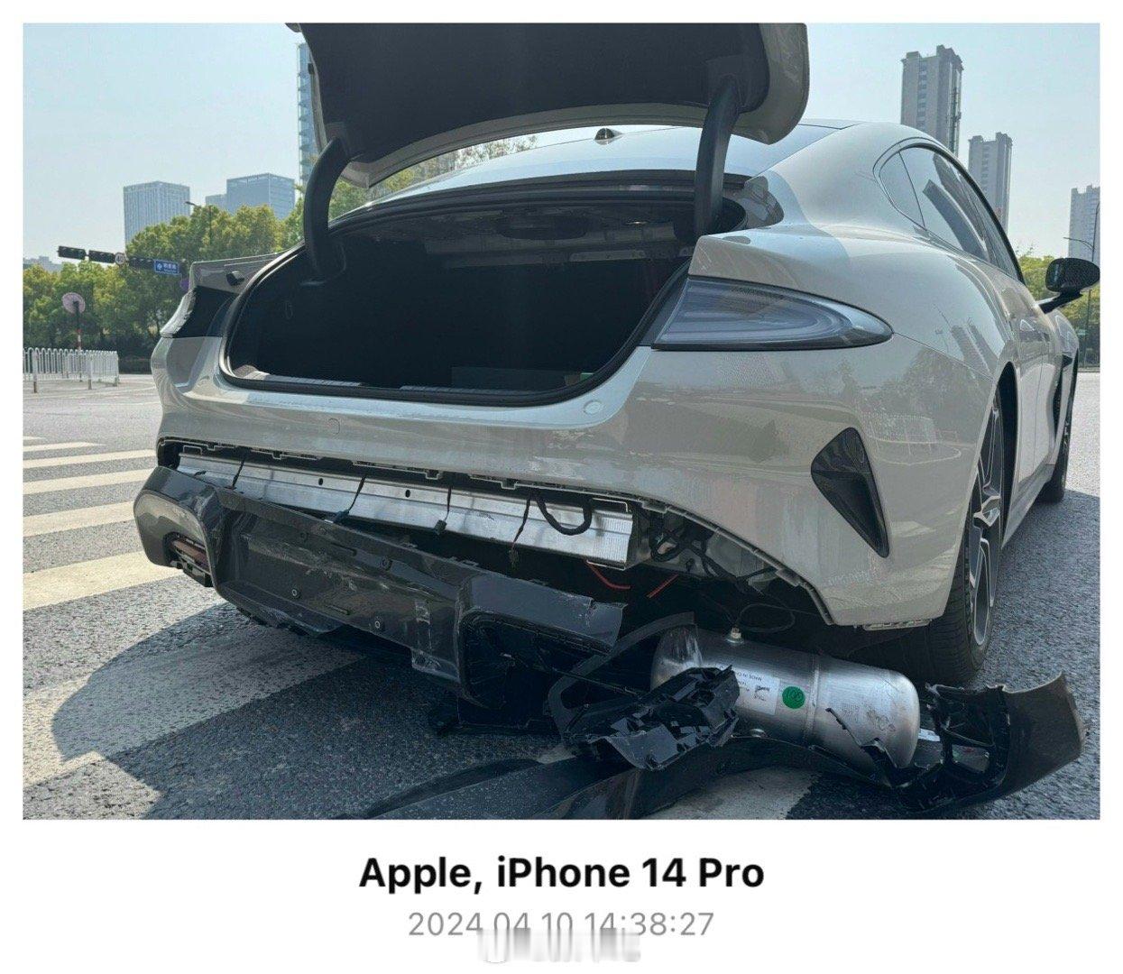 小米SU7最近随着交付量的增长，也不断爆出了各种交通碰撞和赛道事故，图片中这一起