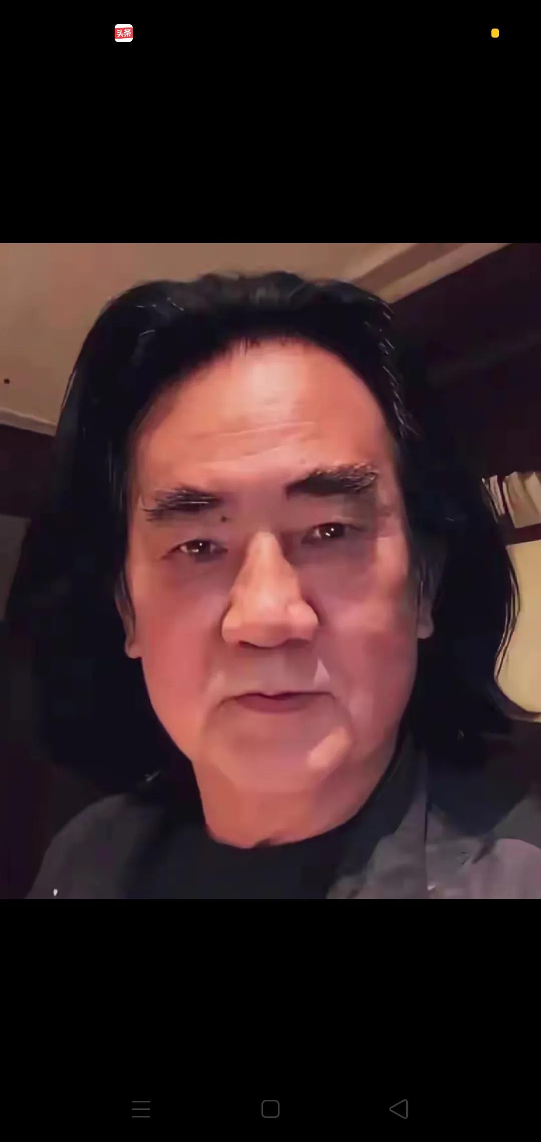 张纪中的颜值被低估了！
刮掉浓密胡须的他看起来真的很年轻，这谁能看出来是72岁的