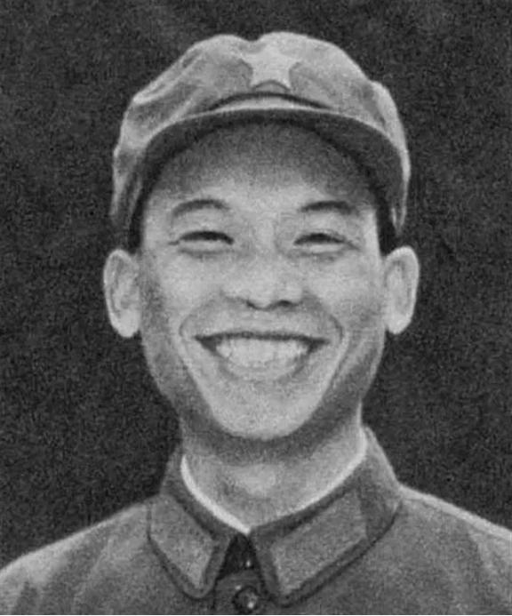 “啪！”1979年，我军一名小战士正在越南的农田里挖红薯，突然被人用石头砸了一下