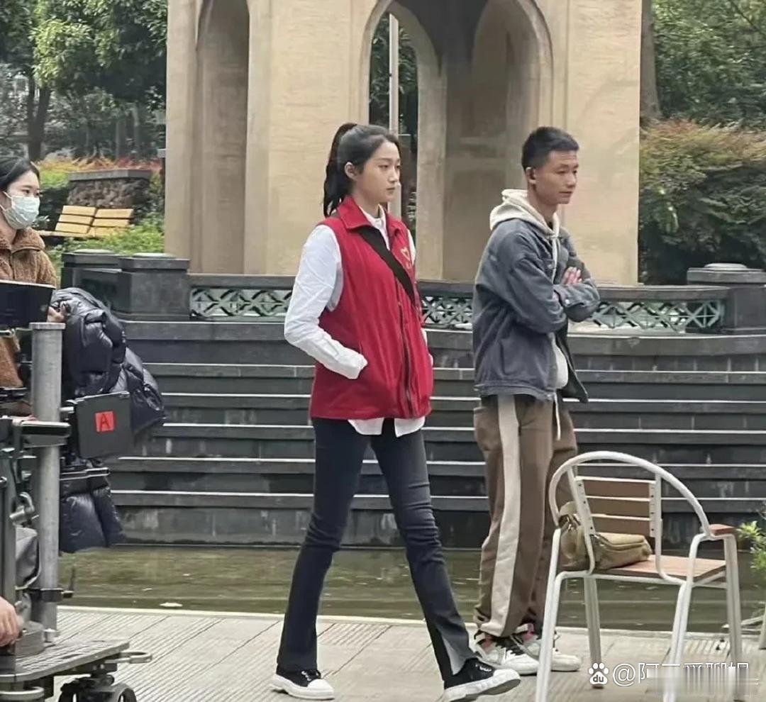 关晓彤这个裤子但凡换个人穿，我都觉得是灾难￼￼￼ 
