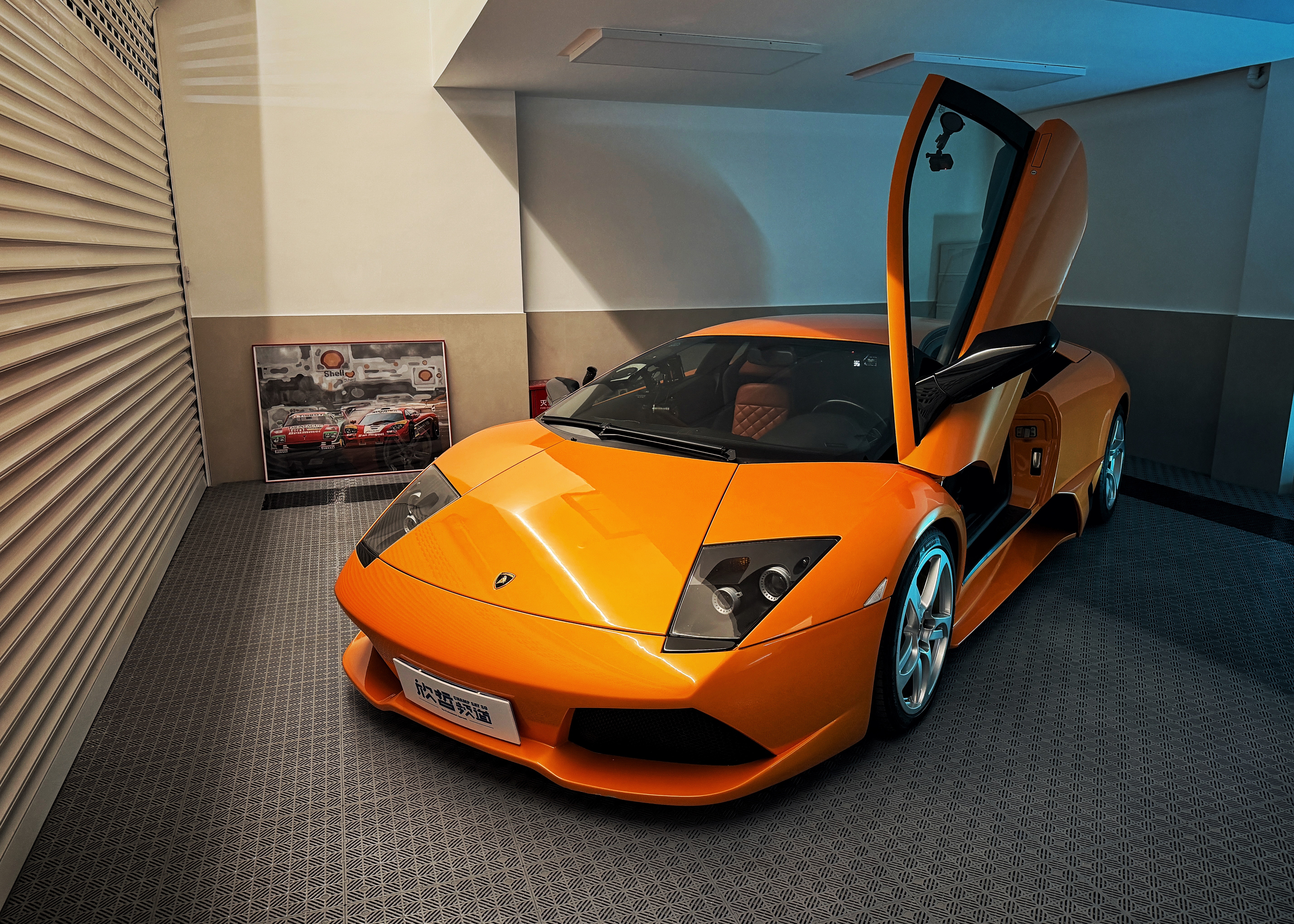 今天我的心掉了一块皮。拍兰博的时候，同事挂了侧窗机位，本来好心避免我开窗。但贴了