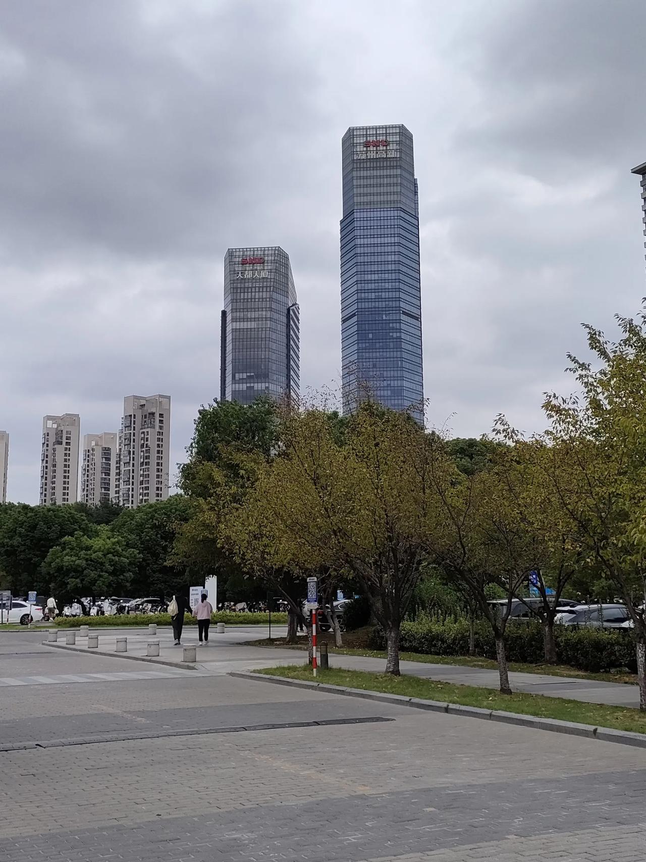 800年才坐一回公交，上车之后师傅竟然不走了，好像车有啥毛病。[捂脸]这是何等滔