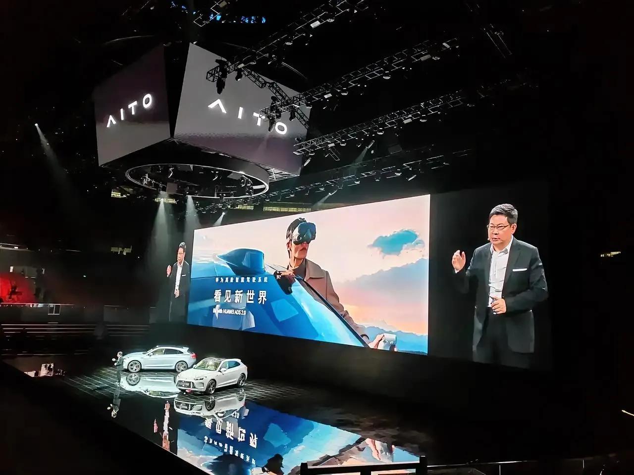 余承东在新版M5发布会上坦白道：“我上下班70公里，经常双手离开方向盘玩手机。”