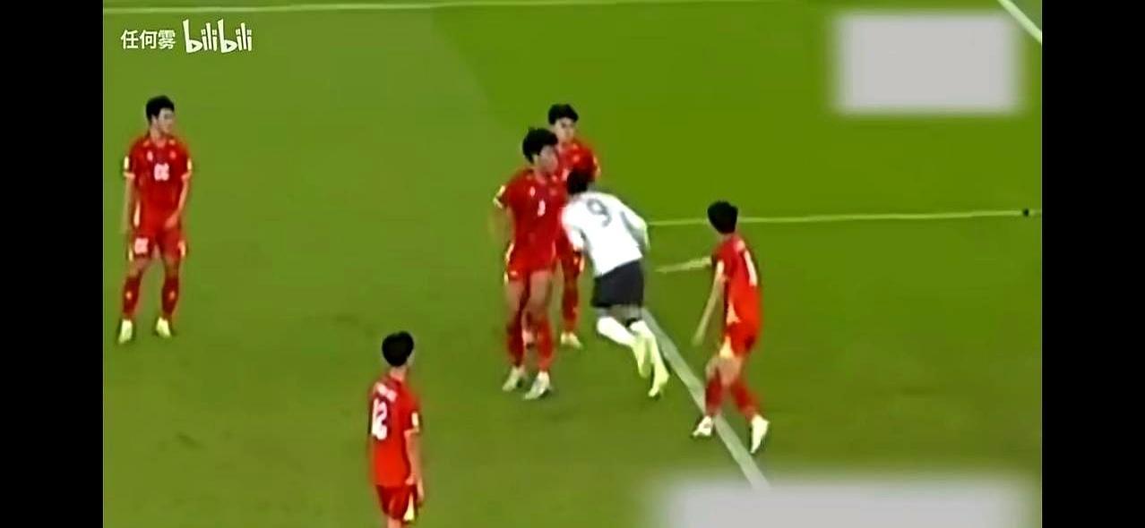 进球先别蹦，先捡球。
 
2026年1月21日凌晨，U23亚洲杯半决赛，中国3比