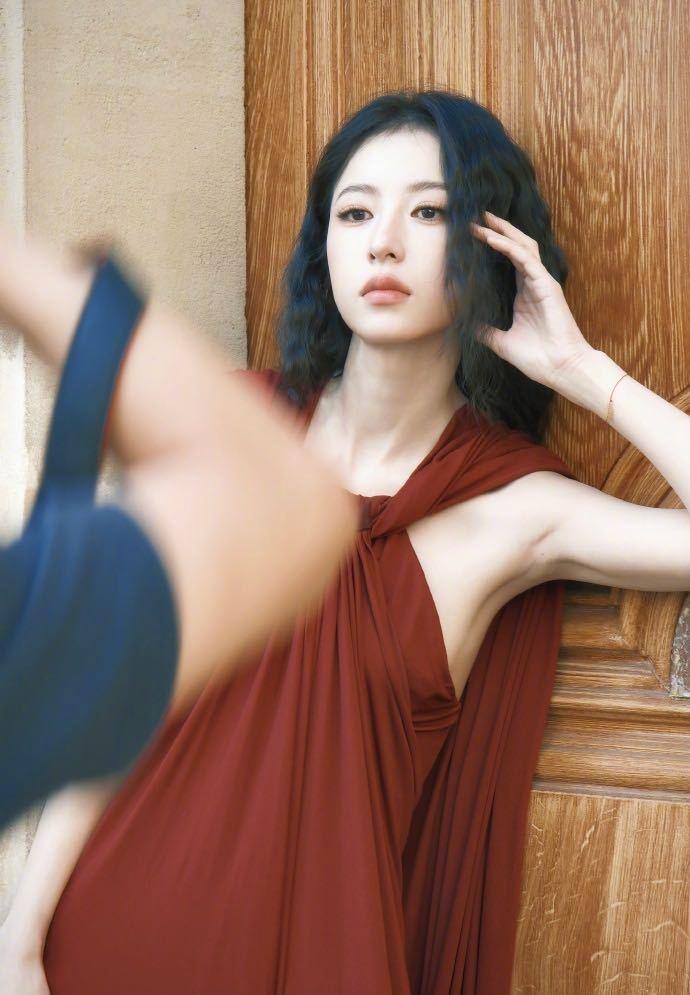 @周雨彤微博 这组巴黎高定时装周妆造很用心，复古浓郁的酒红和异国街头很搭，羊毛卷