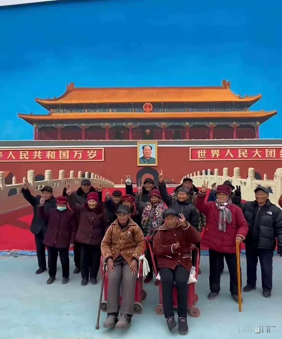 看到在吴承言画的天安门前合影的老人，不争气的眼泪流了下来，对于农村的老人来说，天