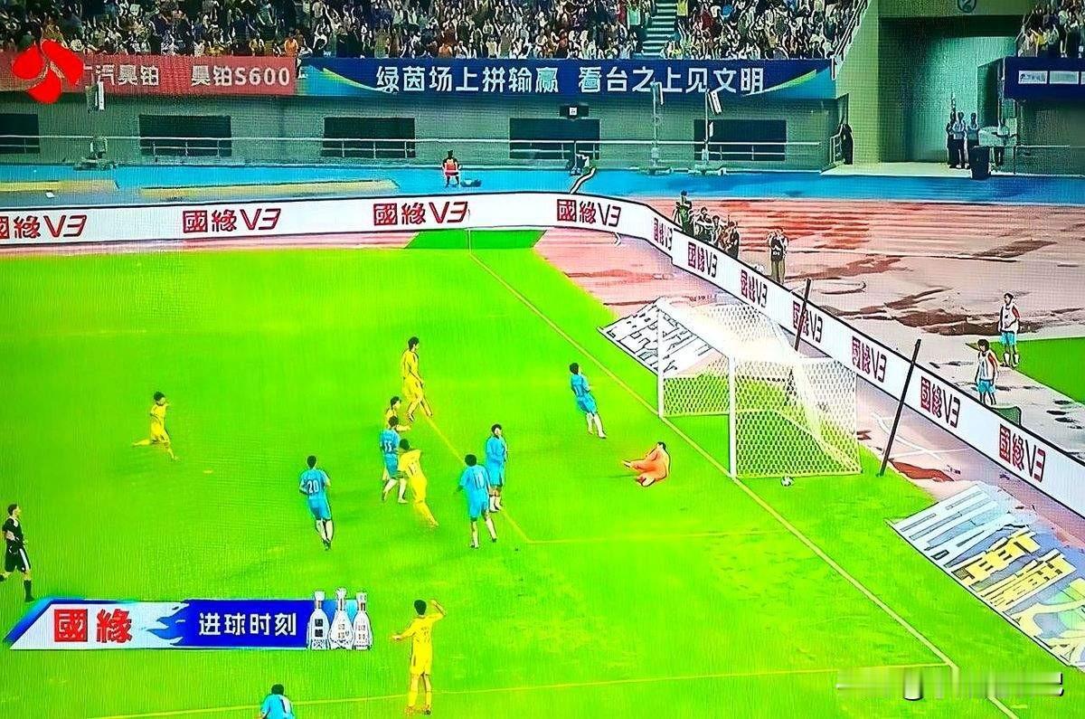 苏超盐城队目前主打541阵型，最大痛点就是缺少纯正9号位，门前终结能力严重不足。