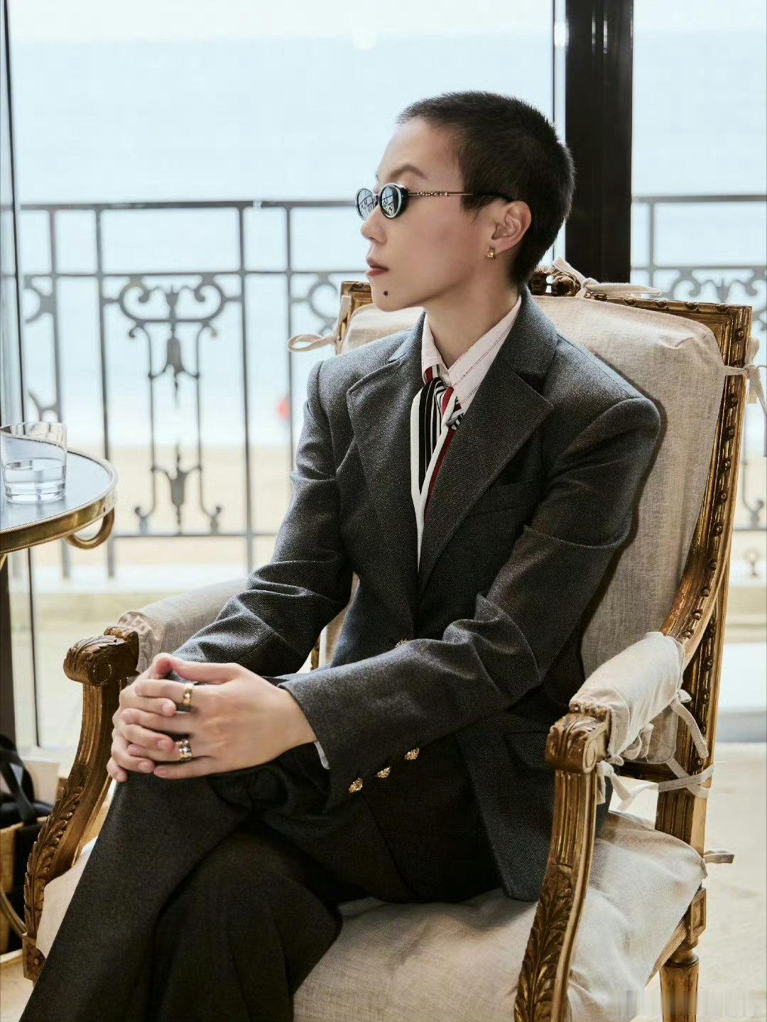 窦靖童这期歌手自由选曲我身边不少原本不太关注综艺的朋友，都因为听说窦靖童自由选曲