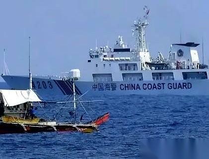 看看现在南海这盘大棋，一门极其荒诞的“零本万利生意”正在疯狂上演。前脚几艘小艇在