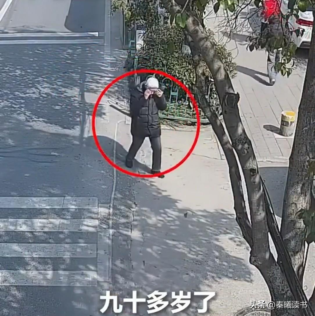 安徽街头，一九旬老人闲逛时，意外捡到一部手机。等了半小时都没人来，老人想了想，攥