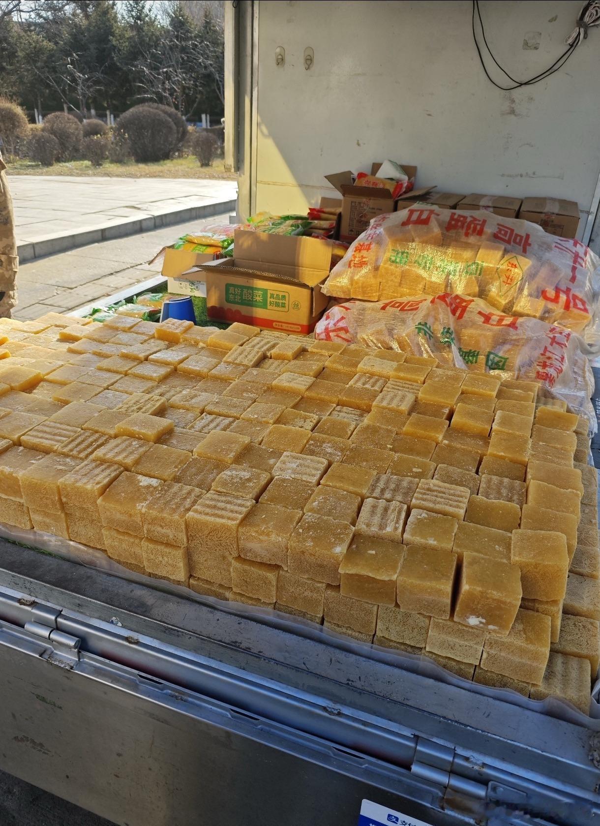 这是什么啊？我以为一车冻豆腐呢 