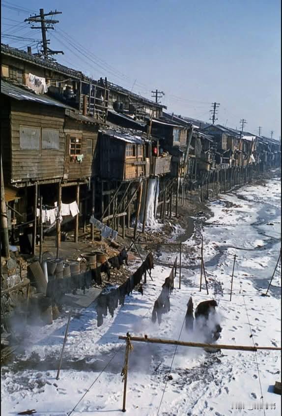 照片展示的是1956年冬天的韩国首都首尔。

1956年冬天的首尔是一座仍在从朝