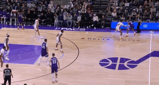 逐帧拆解：5断4前板1盖帽，德鲁-史密斯的防守与拼劲助热火大胜图1史密斯先是换防