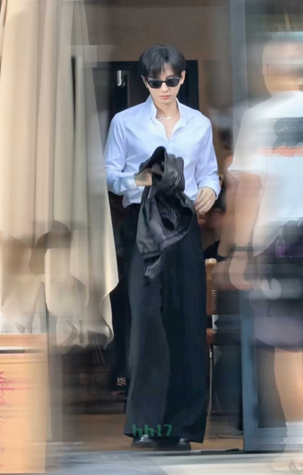 成毅狩谎成毅林彦廷 穿过斑斓的秋，转身，遇见浅冬，经历过四季，转身，我遇见了你。