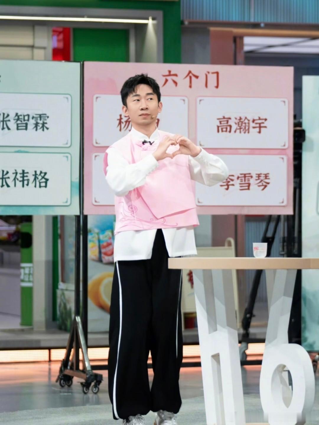 杨迪一抽，全场爆笑；杨迪再抽，导演笑疯。这节目效果绝了！杨迪展示超绝反向手气你好