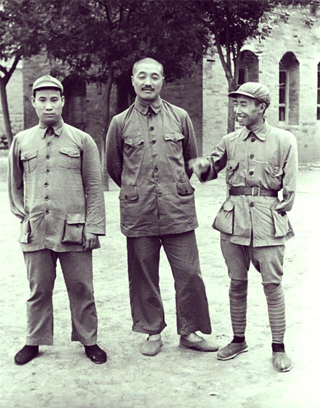 1947年春，山西交城河滩，一匹通体雪白的战马被晋绥军区战士牵回营地。马右眼下有