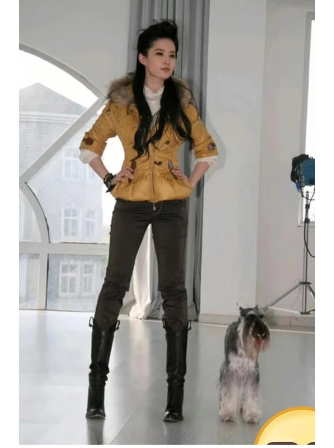 刘亦菲，这腿也太直溜了。