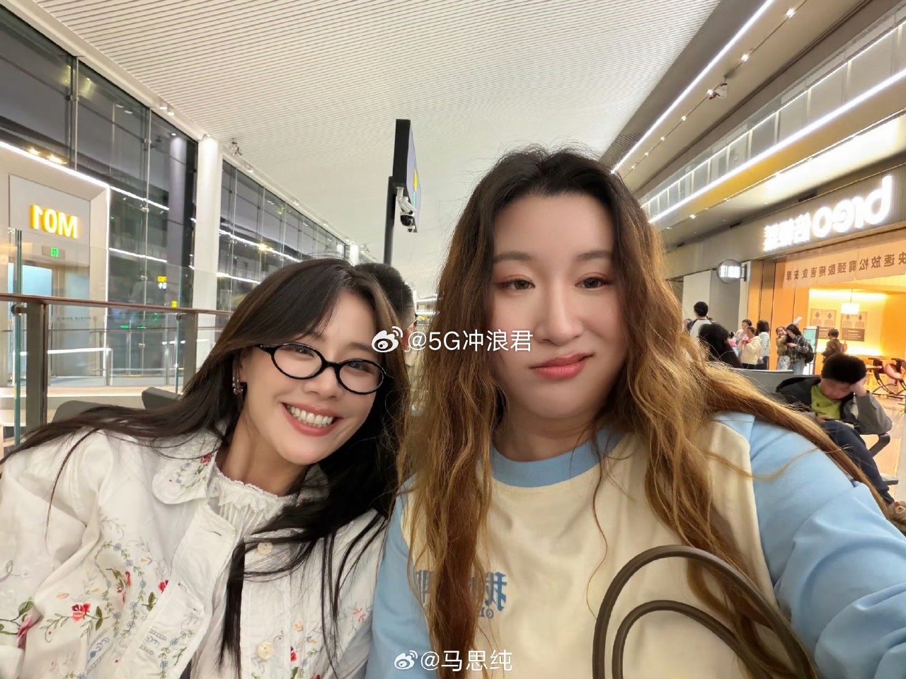 马思纯跑路演就是真的跑 风风火火赶路演，元气满满状态在线，用最真诚的态度奔赴每一