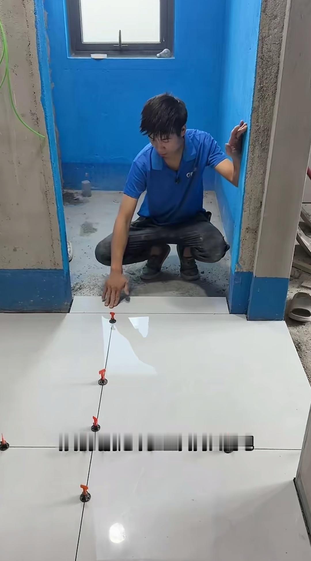 地砖通铺到卫生间门口，师傅想出来的门槛石方案居然惹出了争议！
全屋通铺的地砖，铺