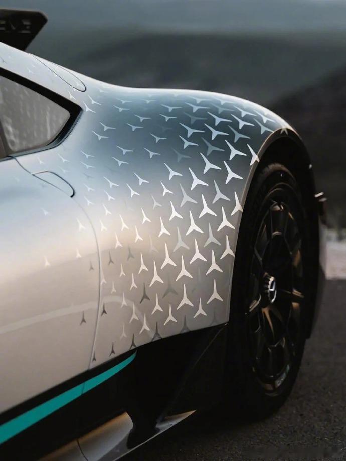 梅赛德斯-AMG ONE，零百2.9秒，352km/h的极速，1063马力，已经