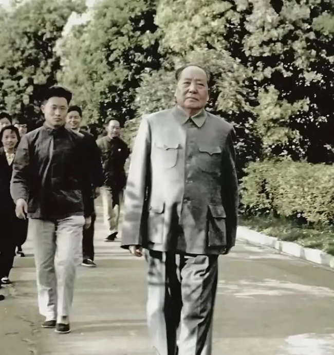 1965年，72岁的毛主席在武汉东湖散步 