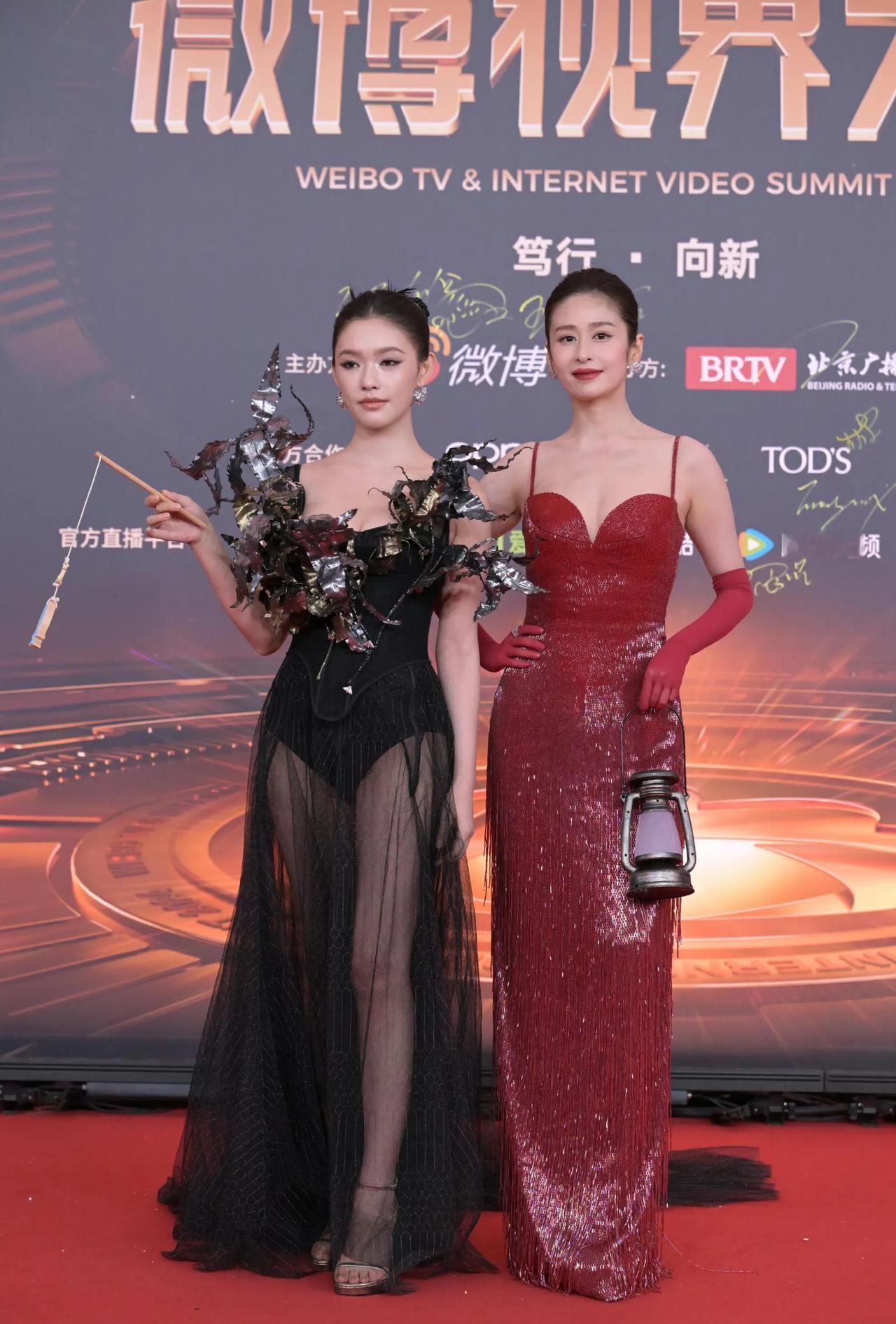 这张合照中的两位演员，一个80后，一个90后。一个出生于江南水乡浙江，一个出生于