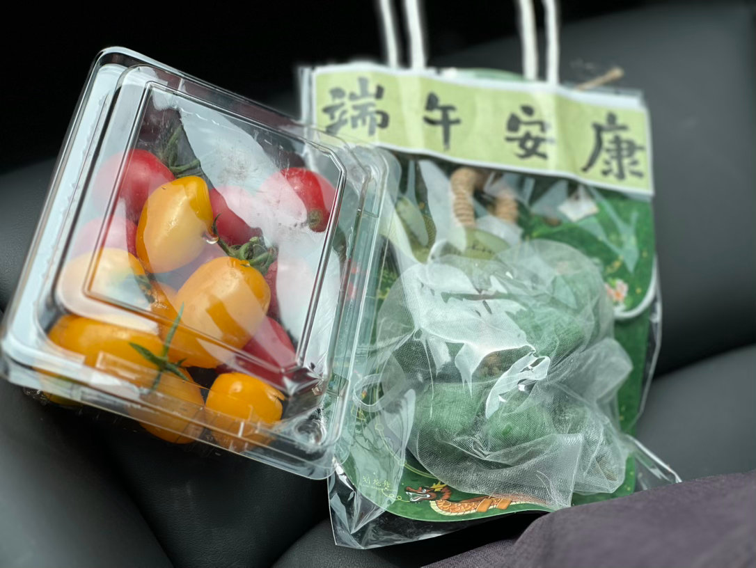 端午将至，中午食堂就餐选了凉皮，口感味道很不错。用餐时扫码领取到一份端午安康伴手