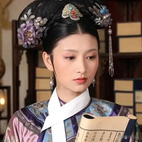 菩萨蛮是哪位？麻烦告知一下[笑]
“小山重叠金明灭，鬓云欲度香腮雪。懒起画峨眉，