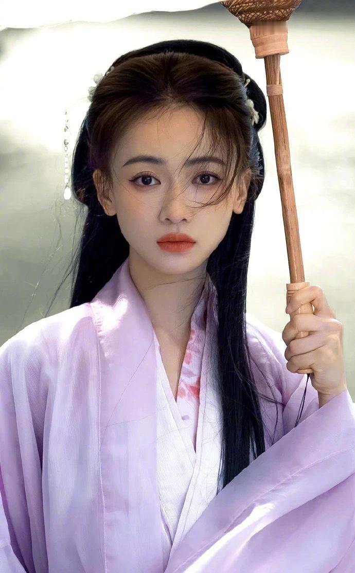 吴谨言在某部剧开播之前提前三个月专门请了某个女星当表演老师教了自己三个月，甚至还