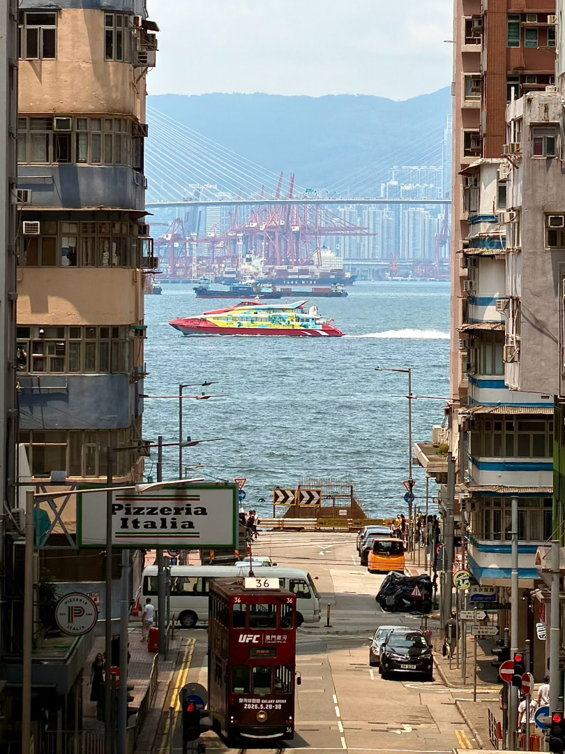 🌊想在香港找一个能同时装下慢生活与旧时光的地方？那就来坚尼地城吧叮叮车缓缓驶过