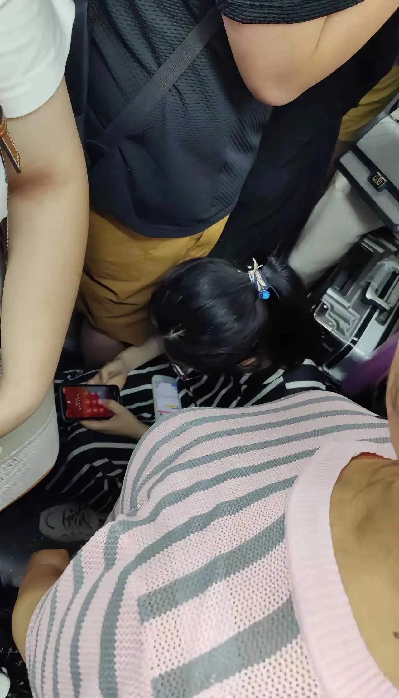 最烦这种挤公交的了，不给还不舒服
