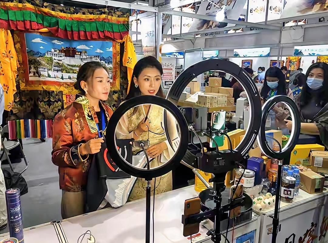 近年来，网红直播卖货乱象引发社会各界关注。

直播间中形形色色的主播，依托自己的