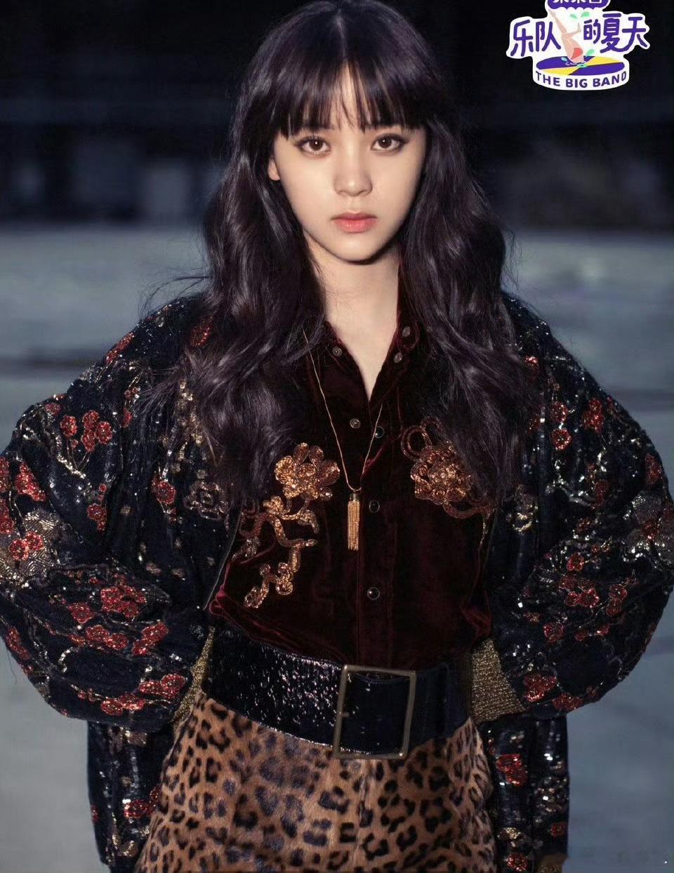 欧阳娜娜不语只是一味参加音综谁懂事业粉的快乐！欧阳娜娜扎进音综打磨实力，加盟《声