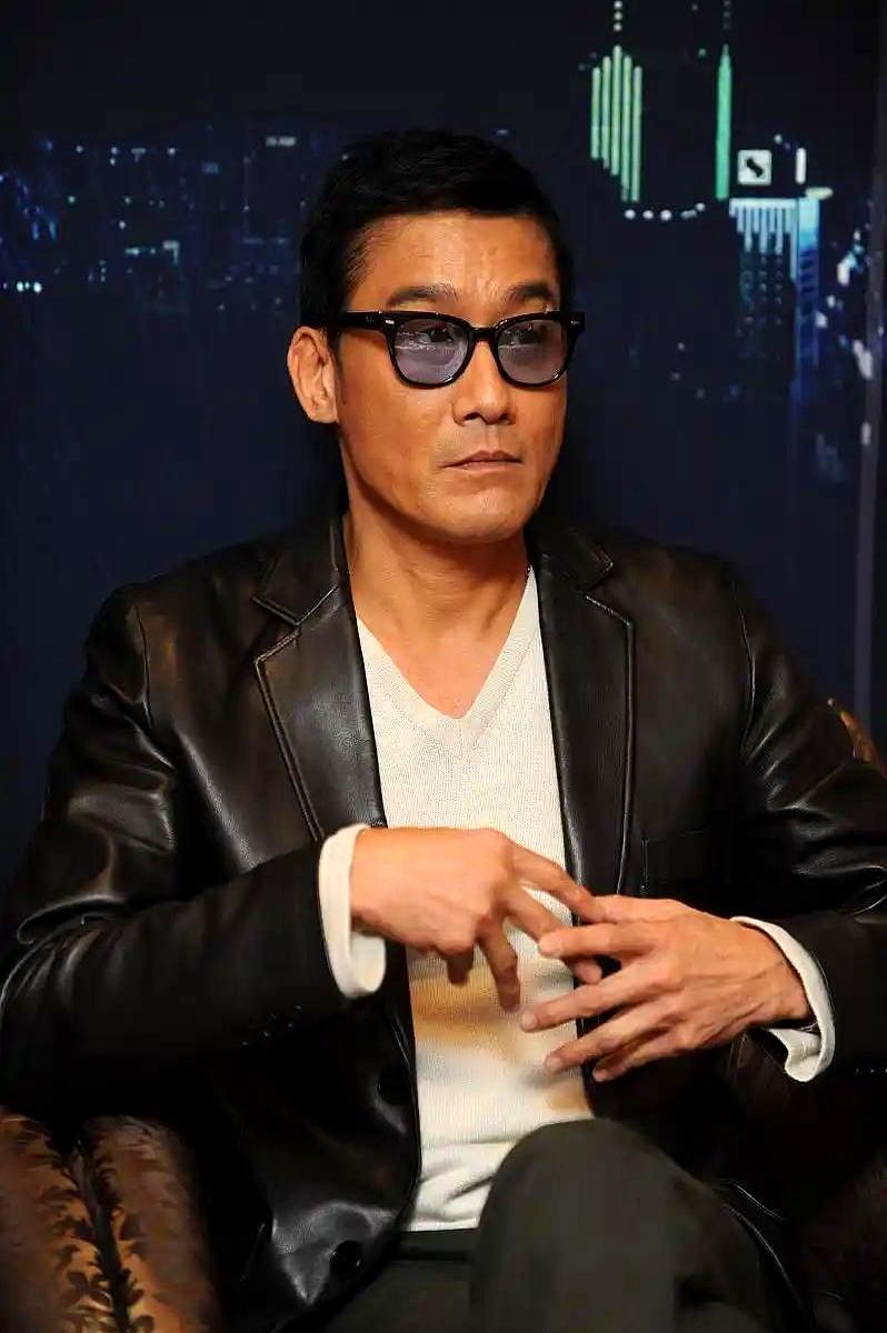 如果来香港，你会不会发现一件挺有意思的事？
一个明星走在街上，可能真没你想的那么