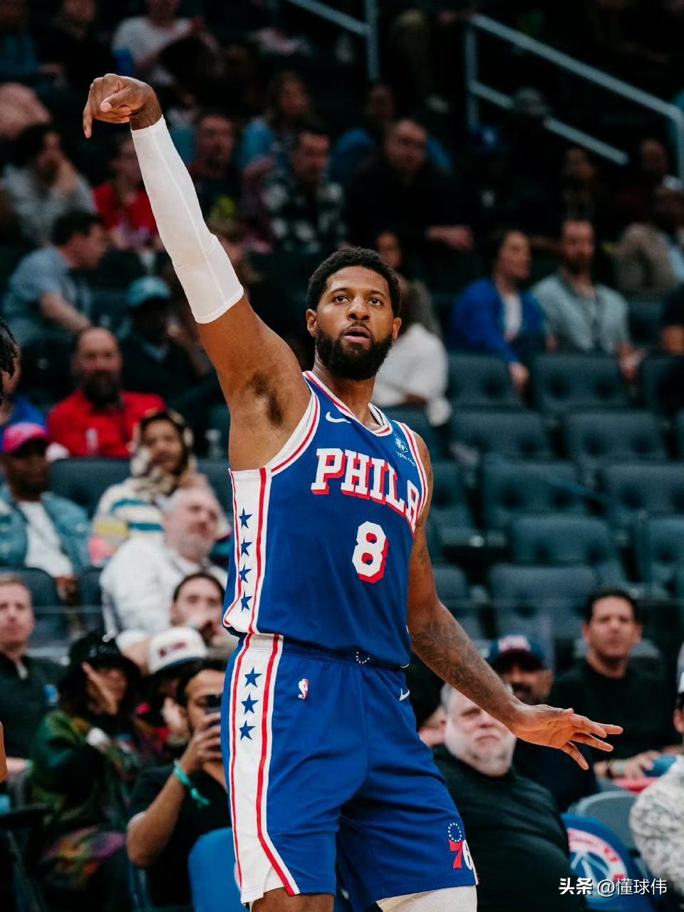 丝滑哥上线了！马克西谈保罗乔治：

“他复出之后的状态很棒。”

“每场比赛都能